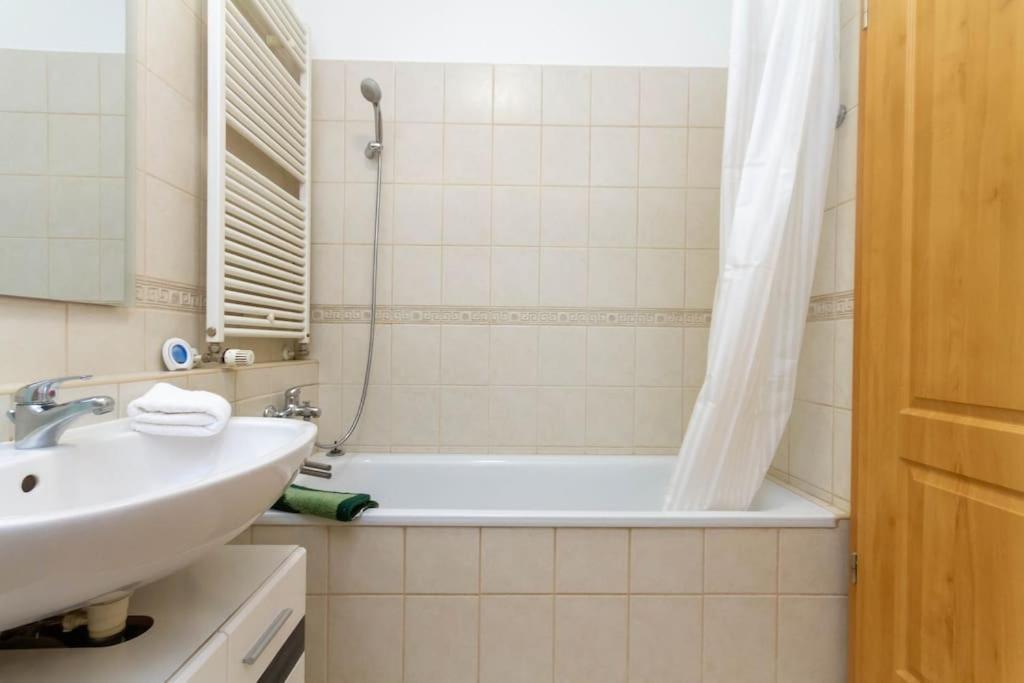 شقة Gozsdu White Raven 3 - Terrace And Free Underground Parking بودابست المظهر الخارجي الصورة